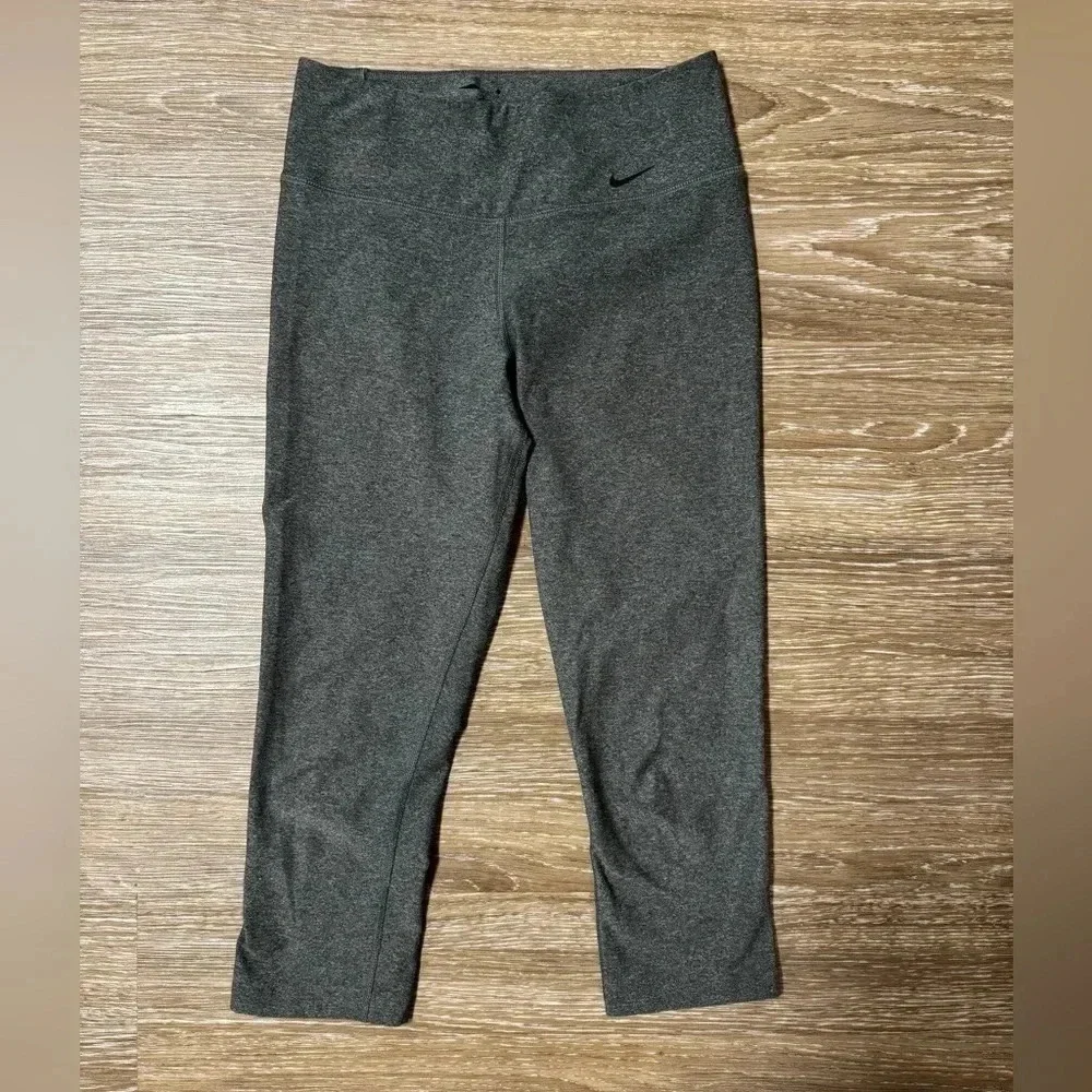 Gray Nike Dri Fit Capri Legging Cropped Size XS Like New 88% Recycled Polyester